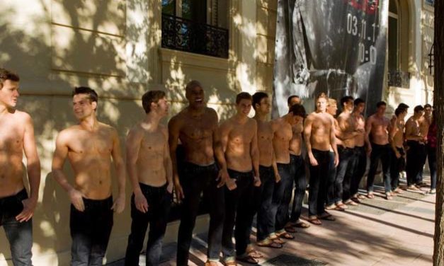 Abercrombie & Fitch – Staff To Perform Press-ups & Squats