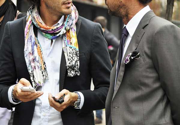 Airport-Fashion, men at scarves