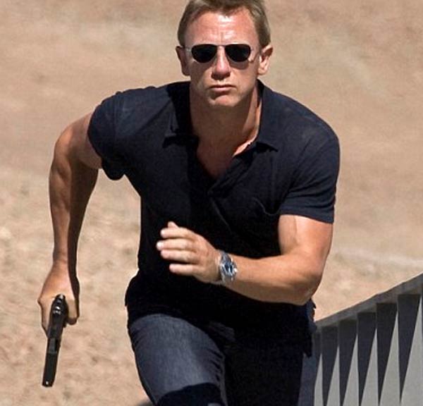 Daniel Craig - Wearing a polo Shirt - James Bond