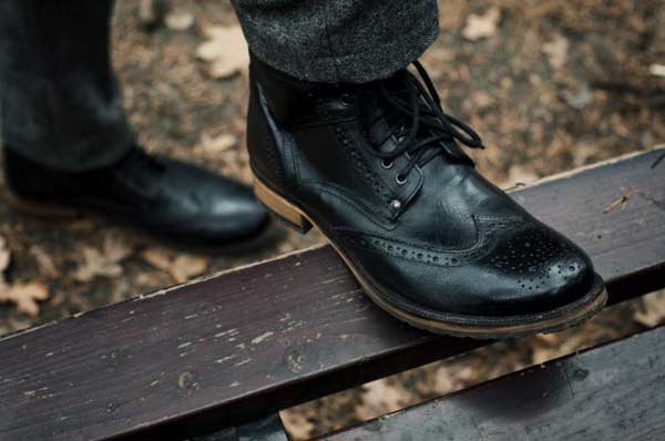 Brogue boot black lace ups