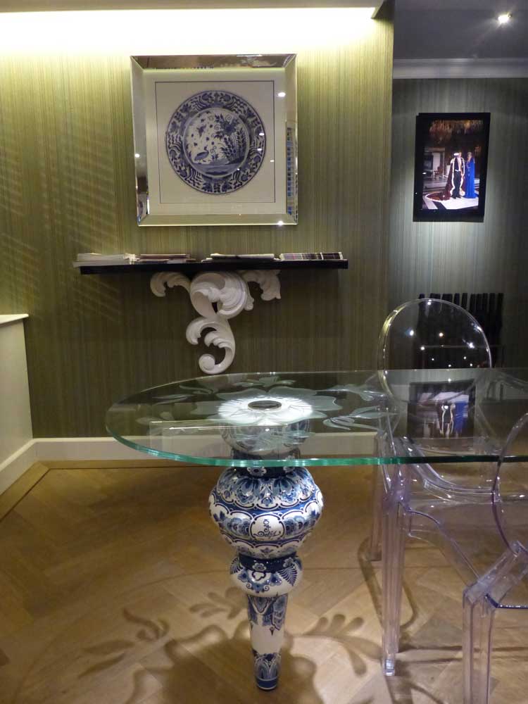 Carlton-Ambassador-Restaurant-The-Hague-MenStyleFashion--Delftware-desk