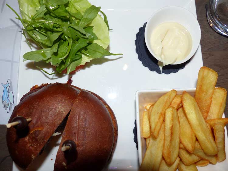 Carlton-Ambassador-Restaurant-The-Hague-MenStyleFashion-food-review-burger-and-chips