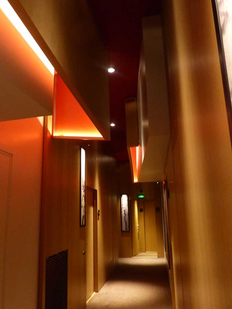 Hotel-Le-Cinq-Codet-Paris-France-bar.jpg-Do-not-disturb-light