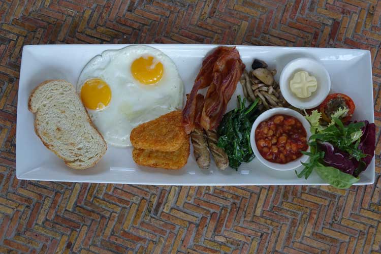 Tiigo-Montigo-Resorts-Semiyak--english-breakfast