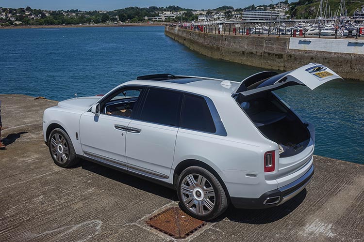 Rolls Royce Cullinan SUV MenStyleFashion 2019 Artic White United Kingdom (1)