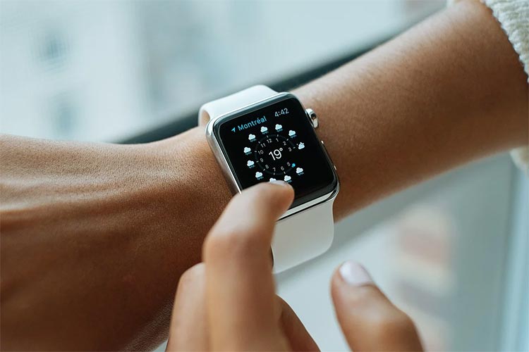 Traditional Vs Smartwatch: Which Is Best For You?