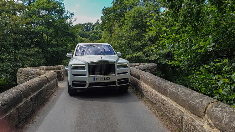 Rolls-Royce-Cullinan-SUV-MenStyleFashion-2019-Artic-White-United-Kingdom-1