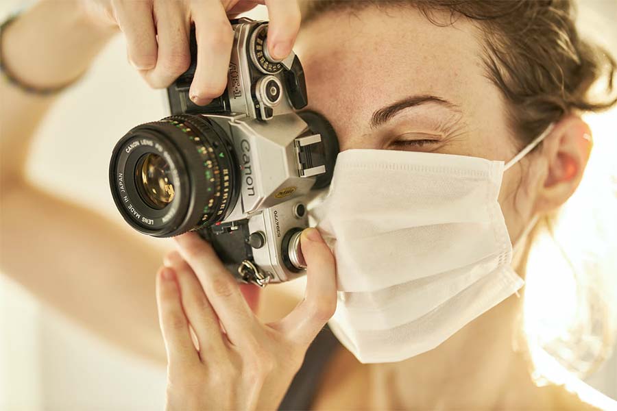 photographer with a coronavirus mask