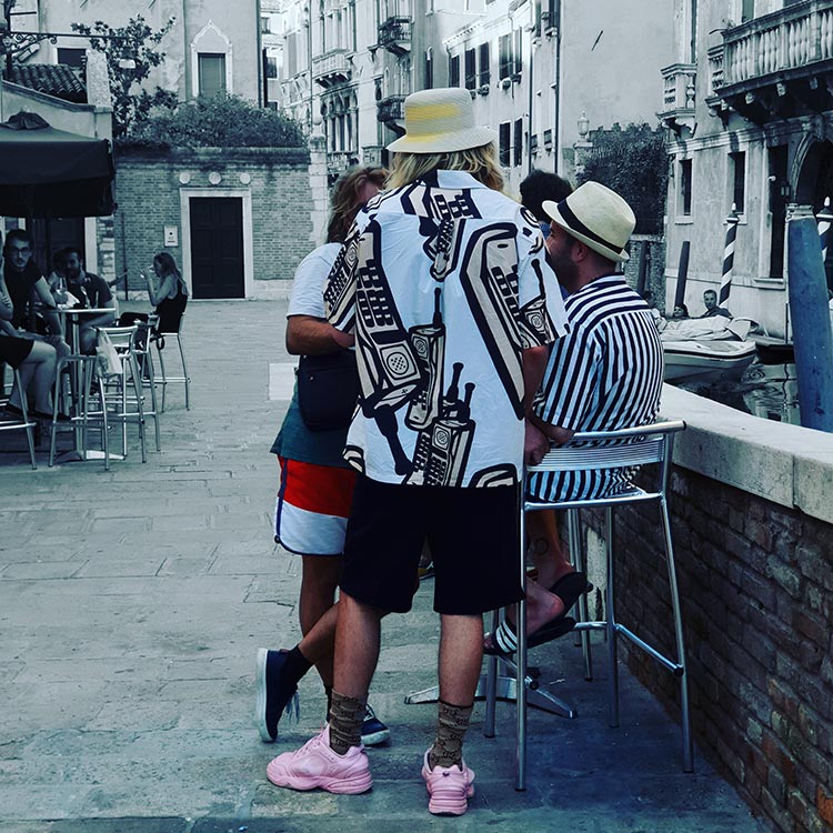 venice 2020 italy menstylefashion pink trainer street style