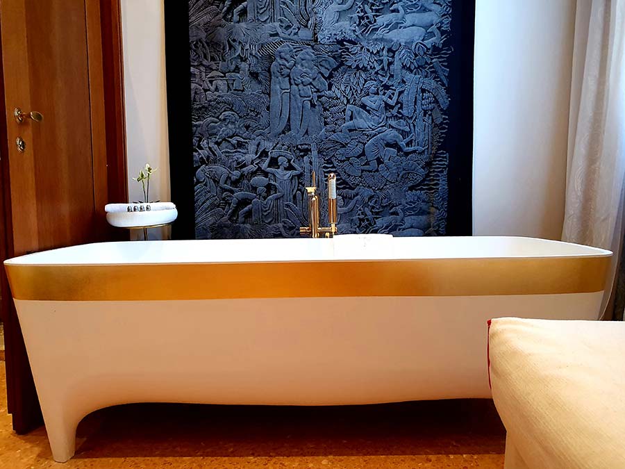 bath Palazzo Heureka Venice 16th Century Hotel 2021 Interior Design Holiday Stay (8)